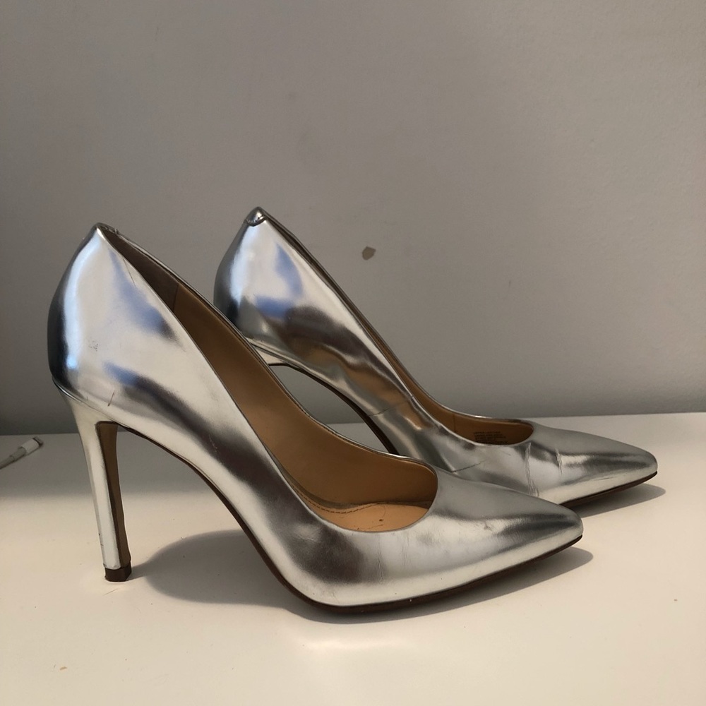 Metallic silver pumps